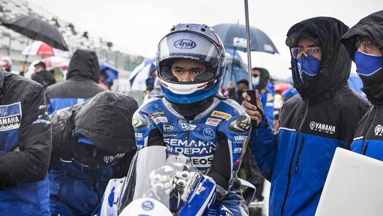 Pembalap Indonesia, Galang Hendra Pratama, bersiap di grid pada balapan World Supersport di Sirkuit Magny Cours, Prancis, 3 Oktober 2020. Copyright: © Yamaha Racing