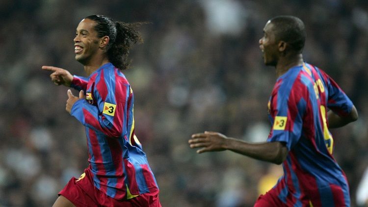 Selebrasi Ronaldinho usai mencetak gol untuk Barcelona dalam pertandingan LaLiga Spanyol kontra Real Madrid, 19 November 2005. Copyright: © Twitter Champions League