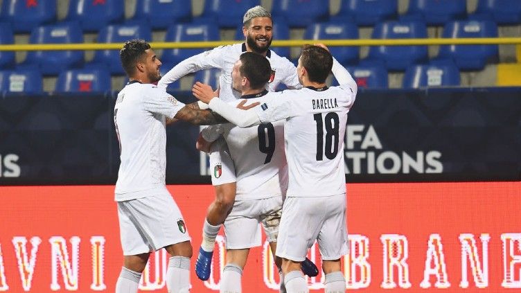 Para pemain Italia merayakan gol kemenangan atas Bosnia dalam lanjutan EUFA Nations League Copyright: © Twitter @azzurri
