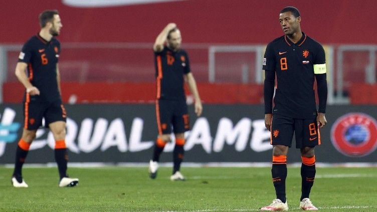 Kekecewaan para pemain Belanda di laga melawan Polandia dalam lanjutan UEFA Nations League Copyright: © Twitter @EURO2020