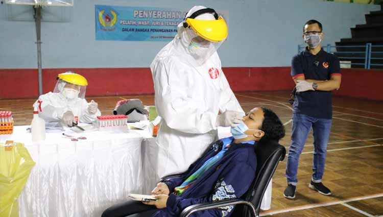 KONI Jawa Barat melakulan swab test kepada atlet, pelatih, dan mekanik yang tergabung dalam tim Pelatda Jabar. Copyright: © Dok.Koni Jabar
