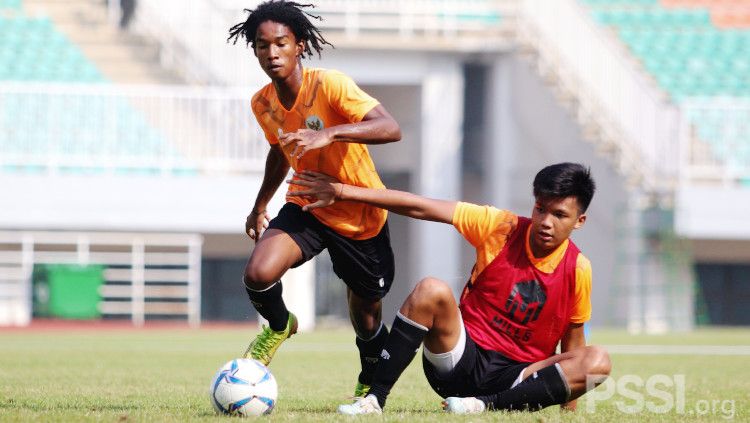 Ronaldo Joybera Kwateh (kiri) saat mengikuti TC Timnas Indonesia U-16 di Stadion Pakansari, Bogor. Copyright: © PSSI