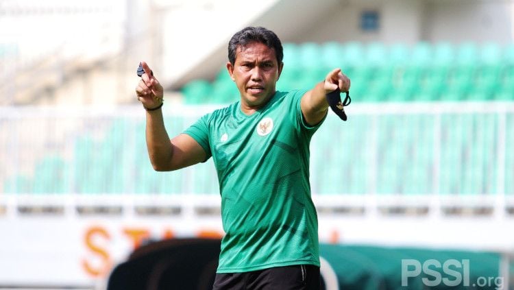 Pelatih Bima Sakti saat memimpin latihan Timnas Indonesia U-16 di Stadion Pakansari, Cibinong, Bogor. Copyright: © PSSI