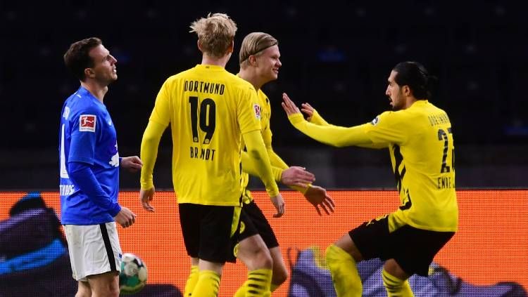 Pemain Borussia Dortmund, Emre Can dan Erling Braut Haaland, berselebrasi gol ke gawang Hertha Berlin pada pertandingan Bundesliga, Minggu (22/11/20) dini hari WIB. Copyright: © Clemens Bilan - Pool/Getty Images