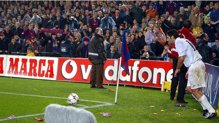 Pemandangan Luis Figo dilempar kepala babi dalam pertandingan LaLiga Spanyol kontra Barcelona, 23 November 2002. Copyright: © Twitter The Real Champs