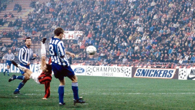 Aksi tendangan salto Marco van Basten dalam pertandingan Liga Champions antara AC Milan vs IFK Goteborg, 25 November 1992. Copyright: © AC Milan