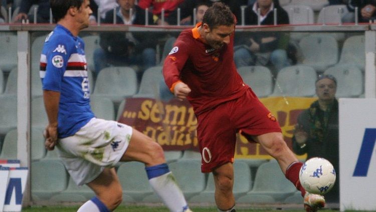 Francesco Totti melepaskan tembakan voli spektakuler dalam pertandingan Serie A Italia antara Sampdoria vs AS Roma, 26 November 2006. Copyright: © Twitter @sircertaldismo