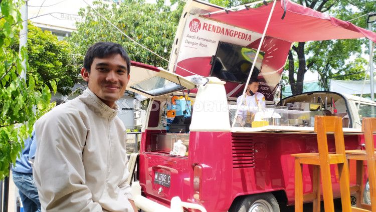 Bek Persib Bandung, Zalnando, memilih menggunakan VW Combi untuk Foodtruck Rendangpedia, Rabu (25/11/20). Copyright: © Arif Rahman/INDOSPORT