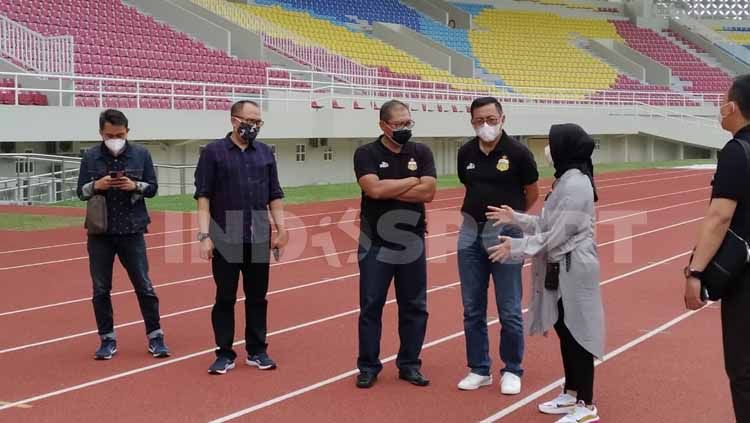 Manajemen Bhayangkara FC meninjau Stadion Manahan Solo. Mereka berencana memakai stadion tersebut untuk Liga 1 2021. Copyright: © Ronald Seger Prabowo/INDOSPORT