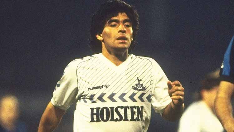 Meski namanya identik dengan Napoli, Maradona pernah bermain untuk Tottenham Hotspur. Ketika itu, ia bahkan terpaksa meminjam sepatu. Seperti apa kisahnya? Copyright: © Getty Images