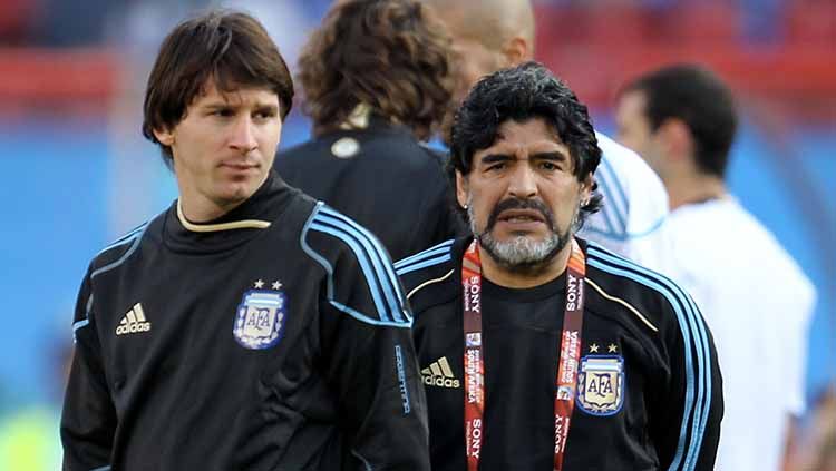 Diego Maradona dan Lionel Messi ketika menjadi pelatih dan pemain di timnas Argentina. Copyright: © Ezra Shaw/Getty Images