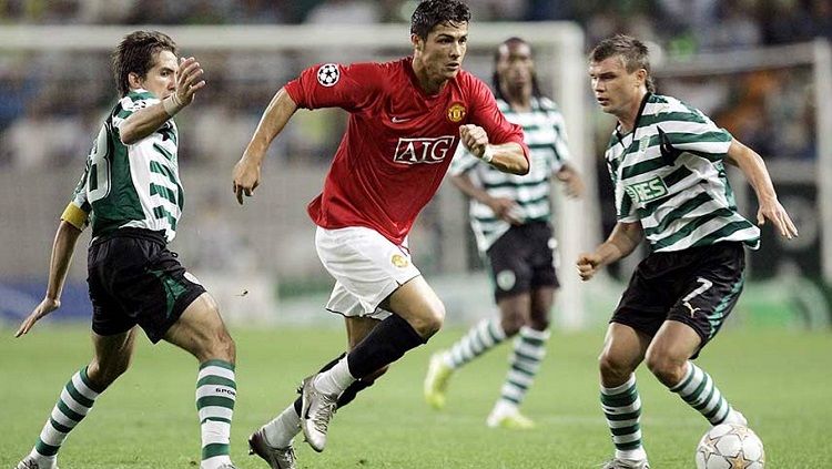 Aksi Cristiano Ronaldo dalam pertandingan Liga Champions antara Manchester United vs Sporting CP, 27 November 2007. Copyright: © Manchester United