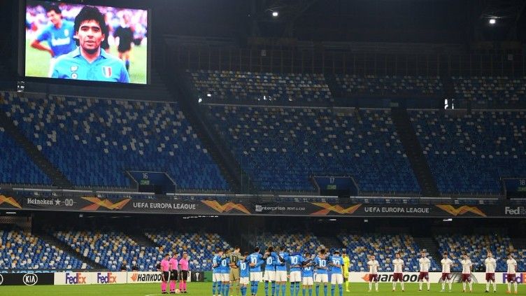 Sebelum laga dimulai, Napoli dan Rijeka mengheningkan cipta sebagai bentuk penghormatan pada mendiang Diego Maradona Copyright: © Twitter @EuropaLeague
