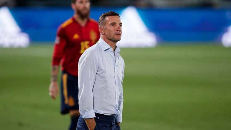 Pelatih Genoa, Andriy Shevchenko blak-blakan bahwa nasibnya berada di ujung tandung usai tersingkir dari AC Milan di ajang Coppa Italia Jumat (14/01/22). Copyright: © David S. Bustamante/Soccrates/Getty Images