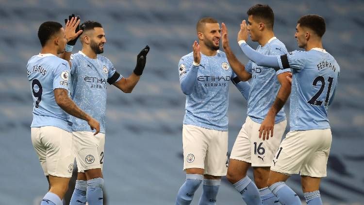 Para pemain Manchester City merayakan gol Riyad Mahrez kontra Burnley pada pertandingan Liga Inggris, Sabtu (28/11/20). Copyright: © Martin Rickett - Pool/Getty Images