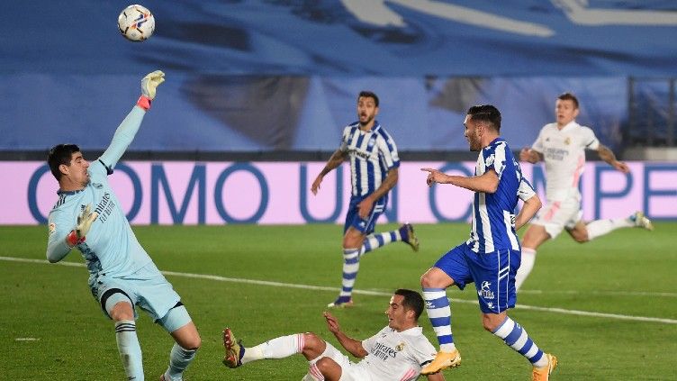 Penyelamatan gemilang Thibaut Courtois di laga Real Madrid vs Alaves dalam lanjutan LaLiga Spanyol Copyright: © Denis Doyle/Getty Images