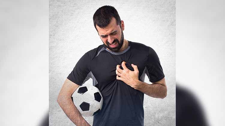Ilustrasi pemain sepak bola terkena serangan jantung Copyright: © Shutterstock