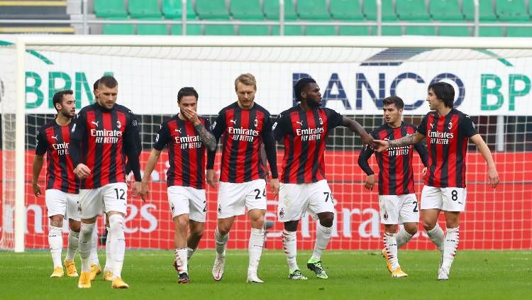 Alarm bahaya mulai dibunyikan di tim AC Milan usai raksasa Liga Italia itu mulai kesulitan di bursa transfer pemain. Copyright: © Marco Luzzani/Getty Images