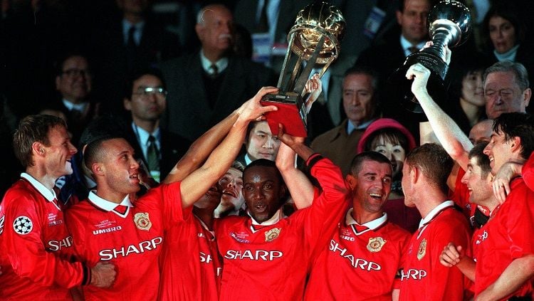 Potret selebrasi Manchester United usai dipastikan menjuarai Piala Interkontinental, 30 November 1999. Copyright: © Manchester United