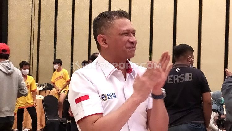 Waketum PSSI, Iwan Budianto, pantau kesiapan Stadion Si Jalak Harupat, Kabupaten Bandung, Sabtu (28/11/20). Copyright: © Arif Rahman/INDOSPORT