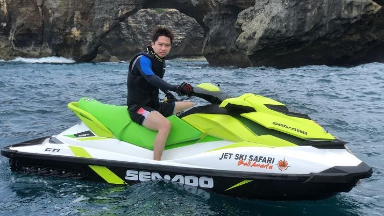 Kevin Sanjaya Sukamuljo bermain jetski. Copyright: © Instagram/Kevin Sanjaya
