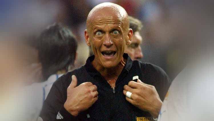 Mengenang sosok Pierluigi Collina, wasit berkepala plontos yang disegani dan ditakuti para pemain di atas lapangan. Copyright: © Twitter@Kaugas