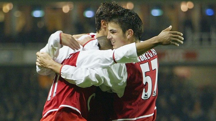 Cesc Fabregas memeluk rekan setim usai mencetak gol kelima Arsenal dalam pertandingan Piala Liga Inggris kontra Wolverhampton, 2 Desember 2003. Copyright: © Twitter Squawka