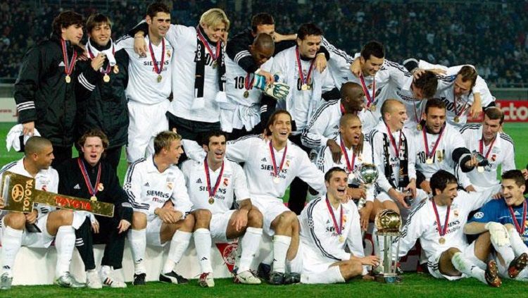 Selebrasi Real Madrid bersama trofi Piala Interkontinental usai mengalahkan Club Olimpia, 3 Desember 2002. Copyright: © Real Madrid