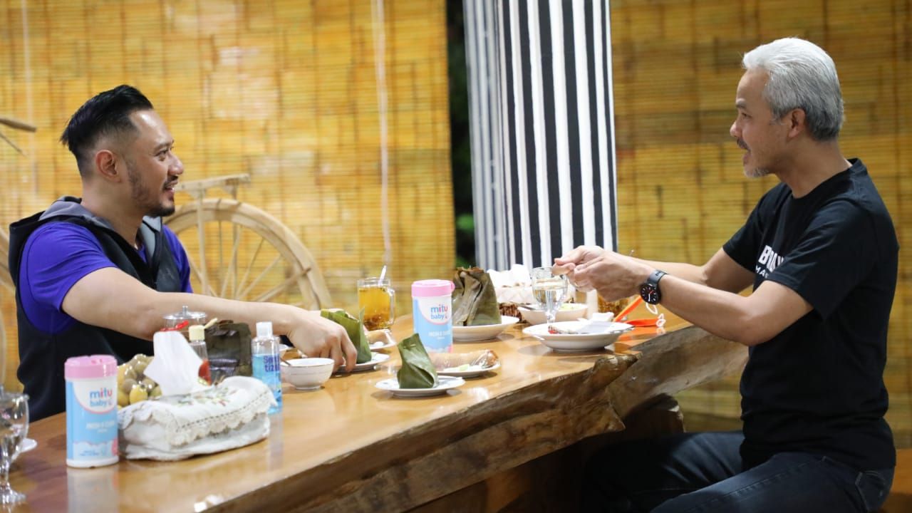 Ganjar Pranowo ketika menjamu AHY dengan garang asem dan ikan mangut di rumah dinas Puri Gedeh, Semarang. Copyright: © Humas Jateng