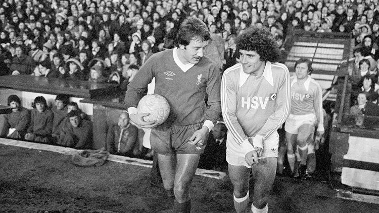 Kevin Keegan (kanan) kembali ke Anfield dengan seragam Hamburg SV dalam pertandingan Piala Super Eropa, 6 Desember 1977. Copyright: © Liverpool FC