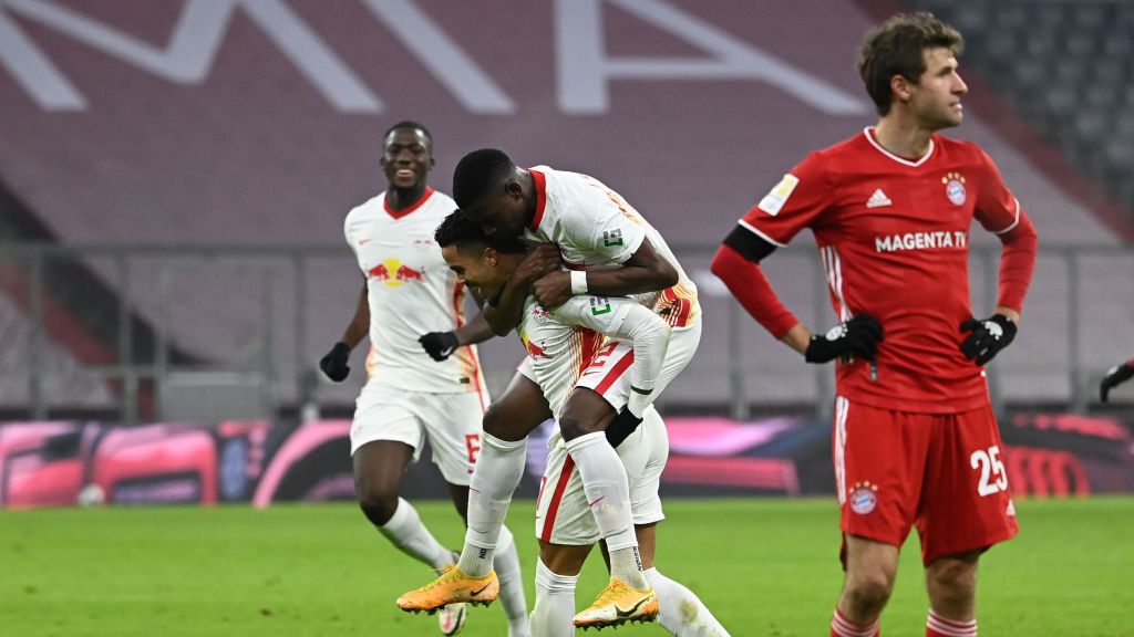 Bintang Bayern Munchen, Thomas Muller (kanan) tampak kesal di balik selebrasi pemain RB Leipzig Copyright: © Sven Hoppe/picture alliance via Getty Images