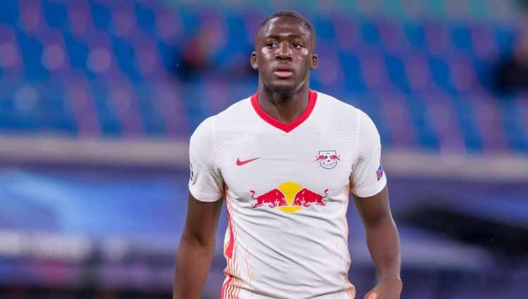 Jantung pertahanan Liverpool kembali mendapatkan suntikan amunisi baru setelah mereka selangkah lagi bakal resmi mendapatkan Ibrahima Konate dari RB Leipzig. Copyright: © Mario Hommes/DeFodi Images via Getty Images