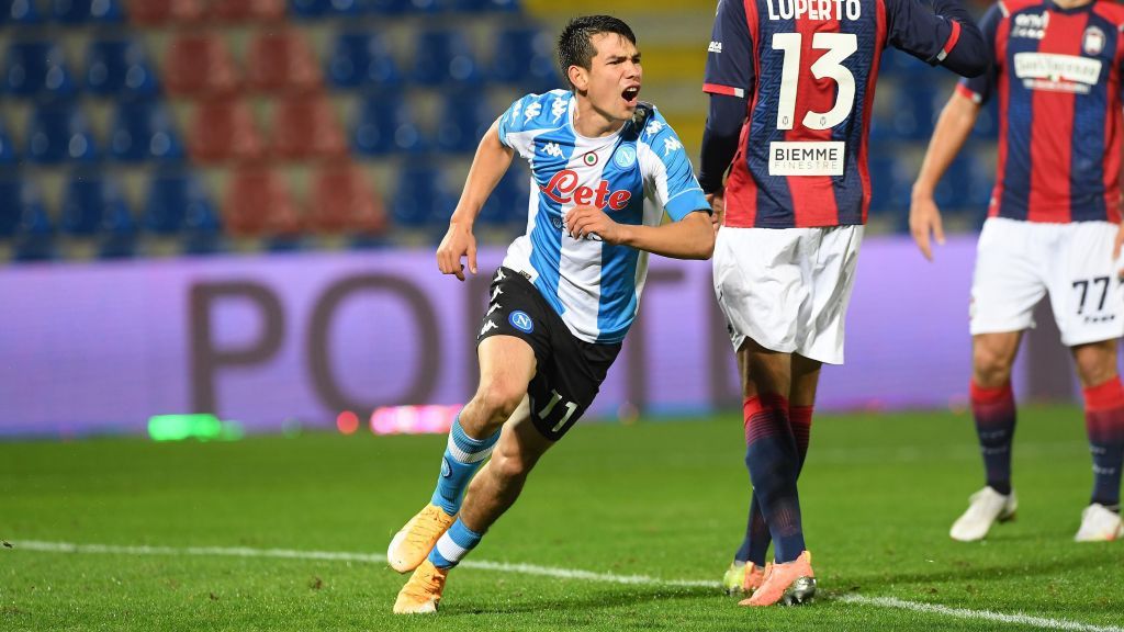 Hirving Lozano berselebrasi usai mencetak gol dalam laga Crotone vs Napoli Copyright: © SSC NAPOLI/SSC NAPOLI via Getty Images