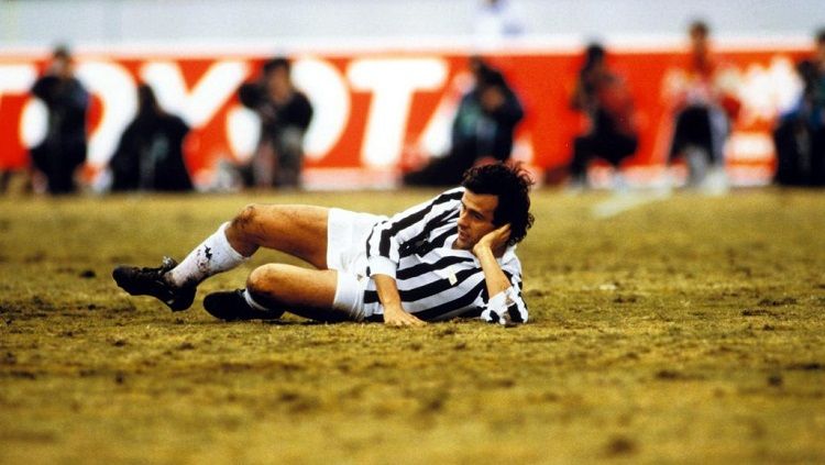 Gaya ikonik Michel Platini dalam pertandingan Piala Interkontinental antara Juventus vs Argentinos Jr, 8 Desember 1985. Copyright: © Juventus