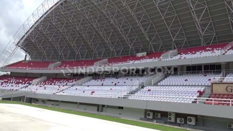 Kursi tribune barat stadion Gelora Sriwijaya Jakabaring Palembang dicat warna merah dan putih. Copyright: © Muhammad Effendi/INDOSPORT