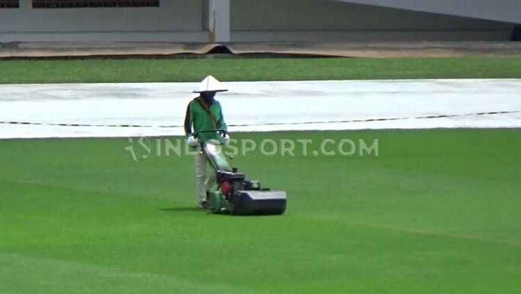 Pekerja tengah melakukan perawatan pada lapangan Stadion Gelora Sriwijaya Jakabaring Palembang. Copyright: © Muhammad Effendi/INDOSPORT