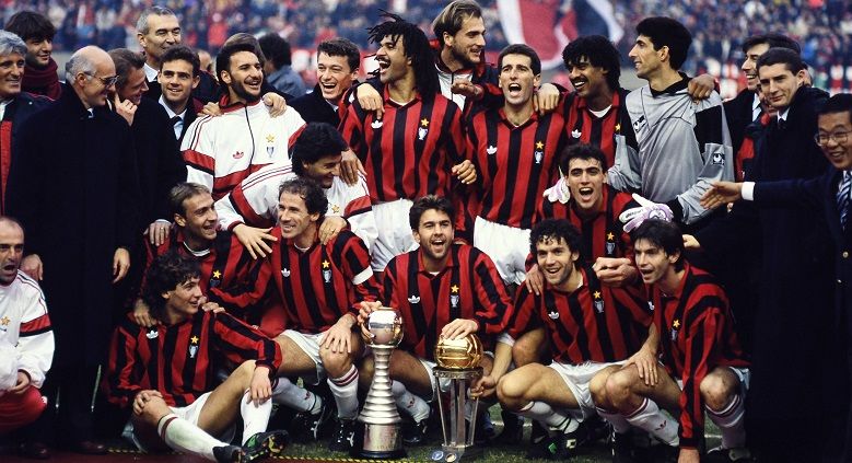 Selebrasi pemain AC Milan usai memastikan diri menjuarai Piala Interkontinental, 9 Desember 1990. Copyright: © Twitter Soy Calcio