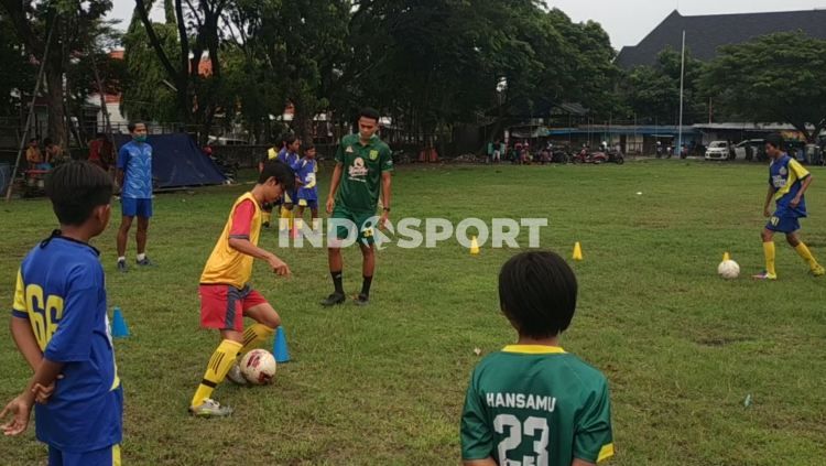 Koko Ari Araya saat mengisi coaching clinic SSB Lion Star. Copyright: © Fitra Herdian Ariestianto/INDOSPORT