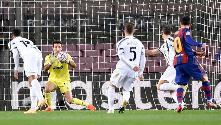 Kiper Juventus, Gianluigi Buffon di laga Liga Champions 2020-2021. Copyright: © Twitter@juventusfcid