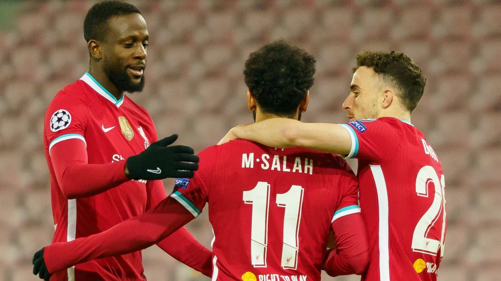 Mohamed Salah merayaan golnya bersama Divock Origi dan Diogo Jota Copyright: © Gaston Szermann/DeFodi Images via Getty Images