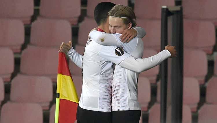 Selebrasi gelandang AC Milan, Jens Petter Hauge rayakan gol bersama teman setimnya Diogo Dalot saat pertandingan melawan Sparta Prague. Copyright: © MICHAL CIZEK/AFP via Getty Images