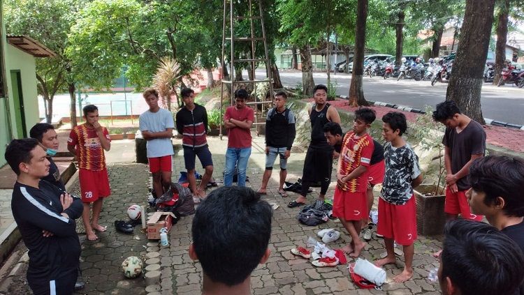 Owner Persipu FC, Andrew Baskoro, mengevaluasi kinerja tim usai laga uji coba, Sabtu (12/12/20). Copyright: © Indra Citra Sena/INDOSPORT