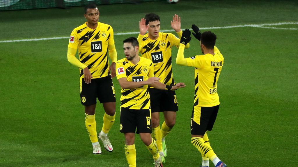 Selebrasi Giovanni Reyna usai mencetak gol untuk Borussia Dortmund. Copyright: © Focke Strangmann - Pool/Getty Images