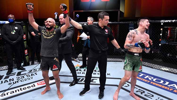 Deiveson Figueiredo asal Brasil menang atas Brandon Moreno asal Meksiko di UFC 256. Copyright: © Jeff Bottari/Zuffa LLC/Gettyimages