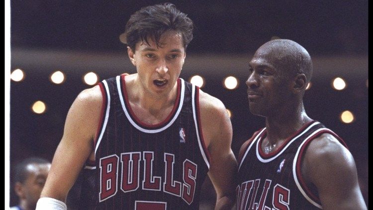 Toni Kukoc dan Michael Jordan ketika bermain di Chicago Bulls. Copyright: © Jonathan Daniel /Allsport