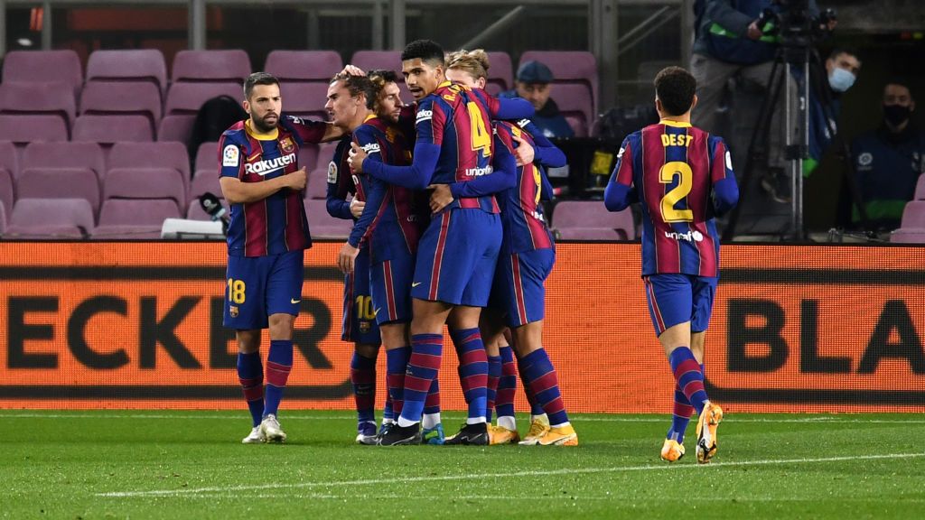 Lionel Messi selebrasi usai cetak gol dalam laga Barcelona vs Levante Copyright: © David Ramos/Getty Images