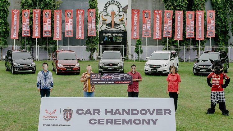 Lima mobil baru dari Wuling Motors diterima Bali United di Lapangan Banteng, Seminyak, Kuta, Badung. Copyright: © Media Bali United