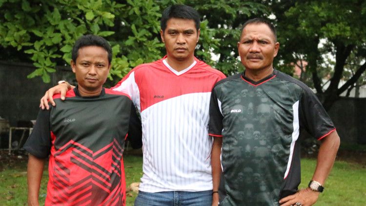 Mantan pemain Persib Bandung, Agus Atha (kanan) bersama Yadi Mulyadi (tengah), dan Yayan Sundana (kiri), beberapa waktu lalu. Copyright: © Arif Rahman/INDOSPORT