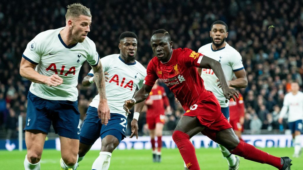 Sadio Mane dikepung dalam laga Tottenham vs Liverpool, Januari 2020 lalu Copyright: © Stephanie Meek - CameraSport via Getty Images