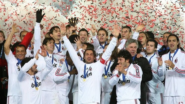 Selebrasi juara AC Milan mengangkat trofi Piala Dunia Klub usai mengalahkan Boca Juniors, 16 Desember 2007. Copyright: © FIFA